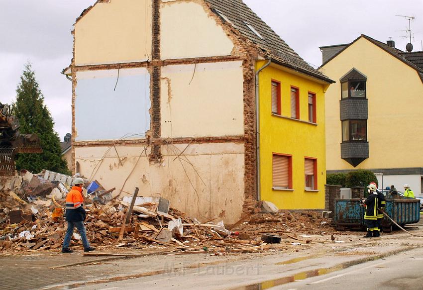 Hausexplosion Bruehl bei Koeln Pingsdorferstr P566.JPG